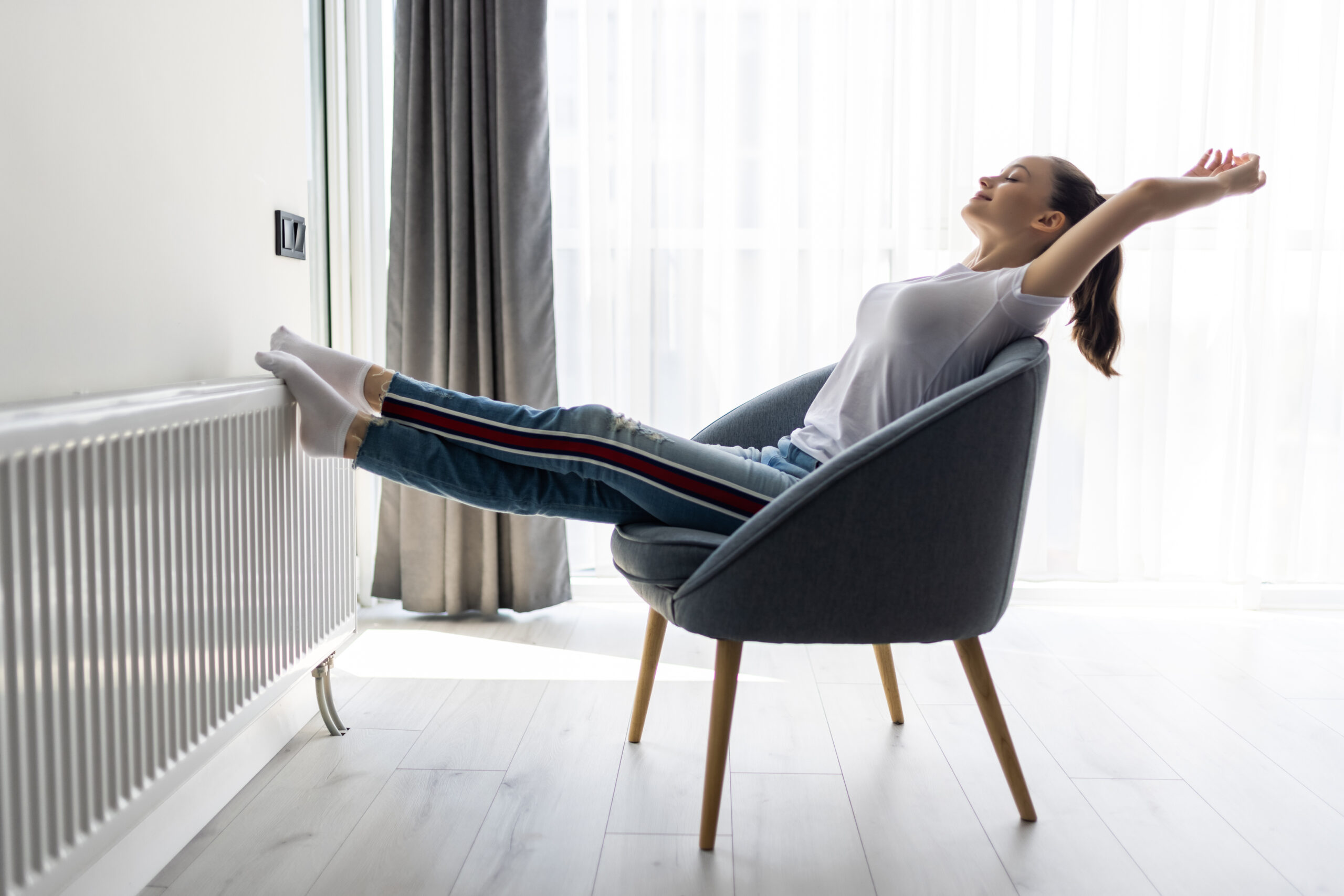 Mujer joven relajándose en una silla moderna